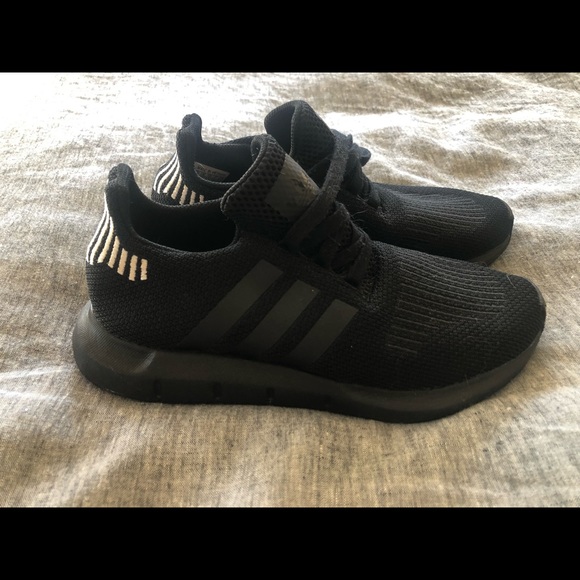 Adidas womens swift running shoe black with white - Picture 2 of 6